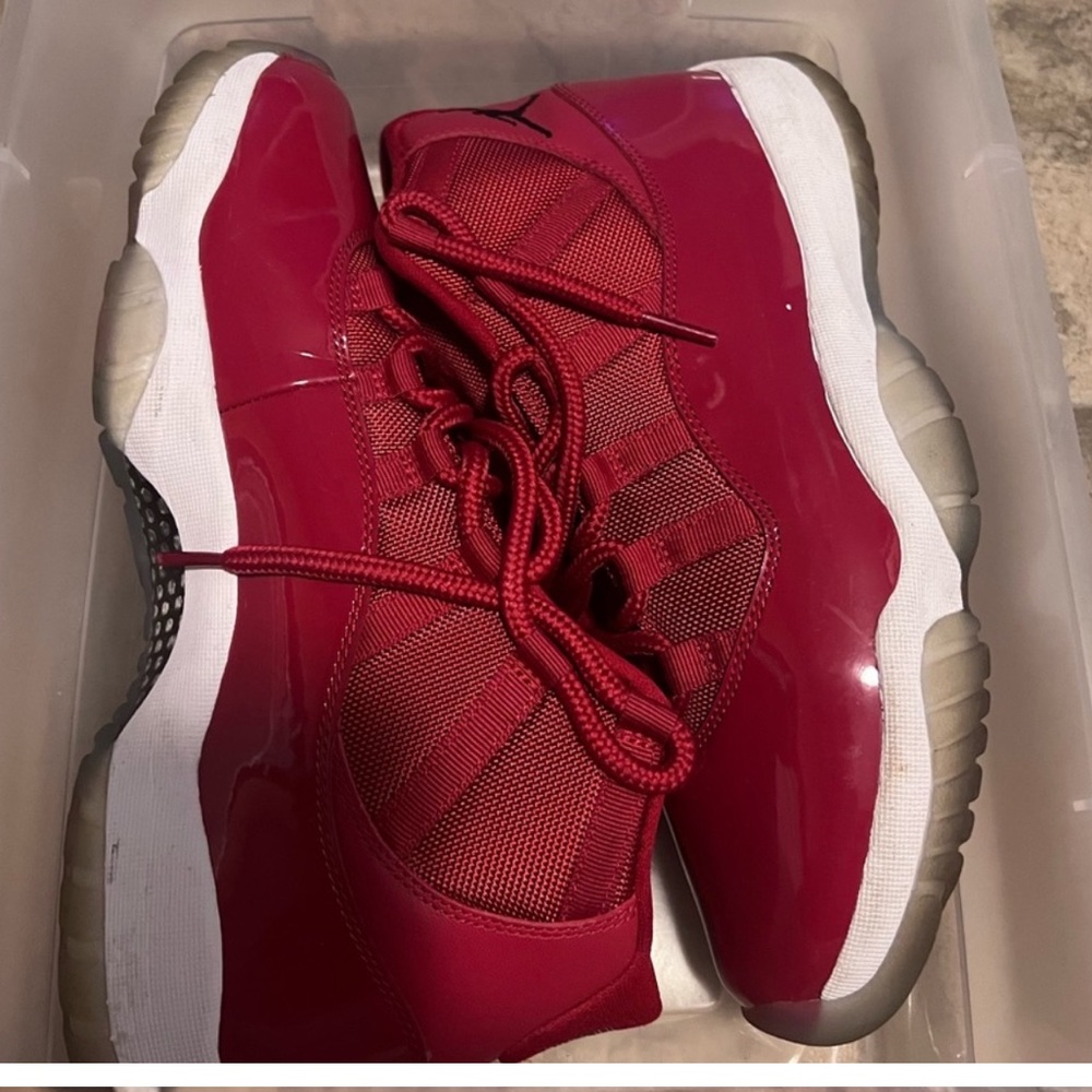 Jordan 11s Red 🔥🔥🔥$115🔥🔥🔥 BEST OFFER